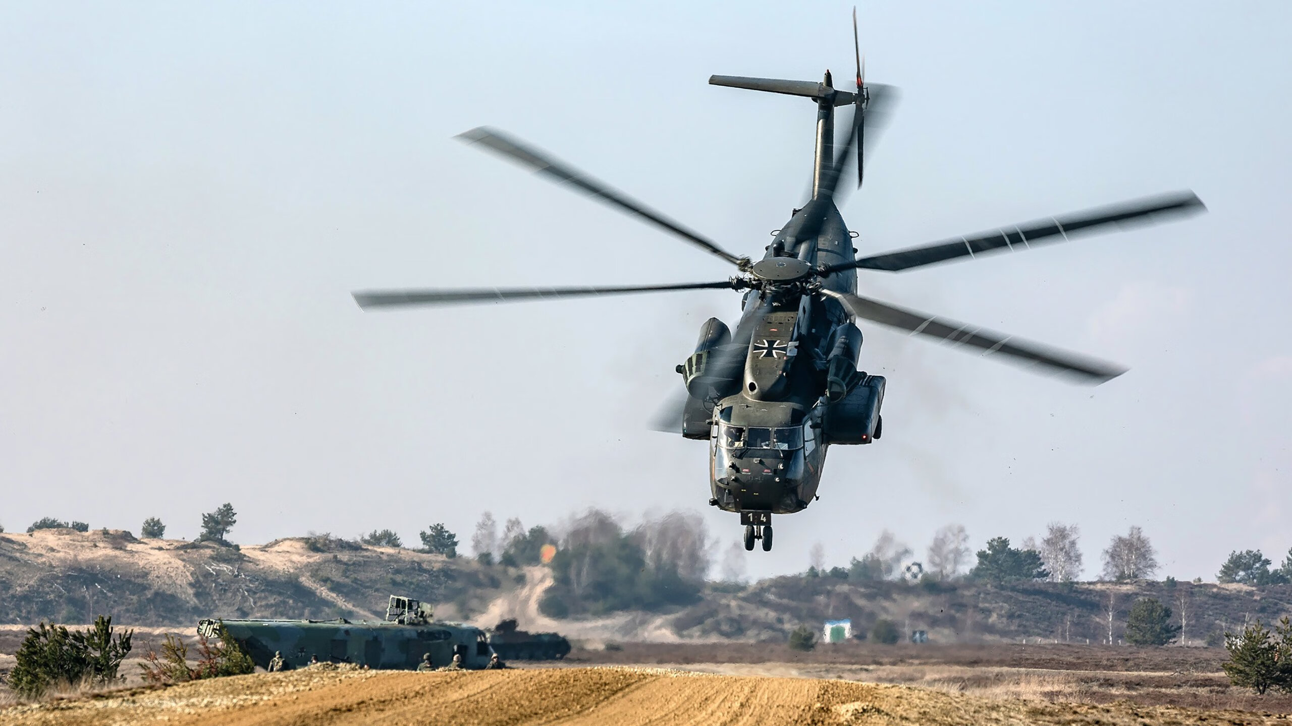 伊朗球员被雪卡住球鞋，教练拿热水壶解围，伊朗队球员